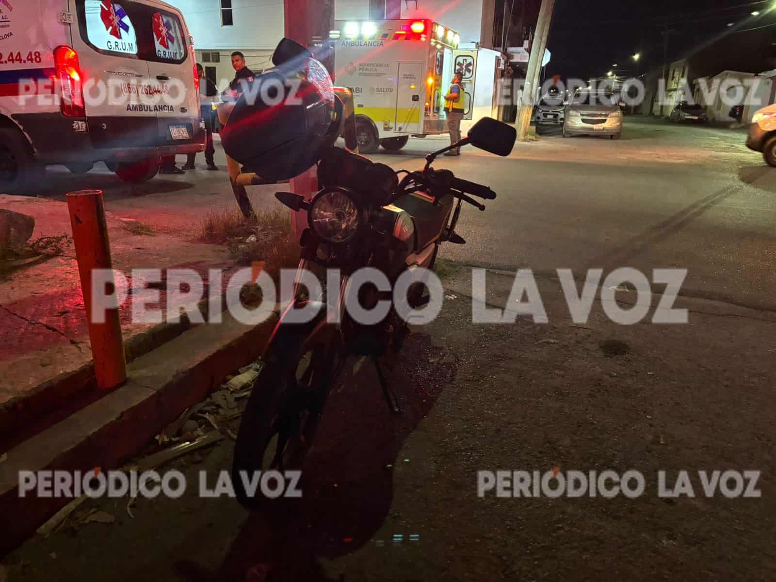 Choque entre motocicleta y camioneta deja a pareja herida