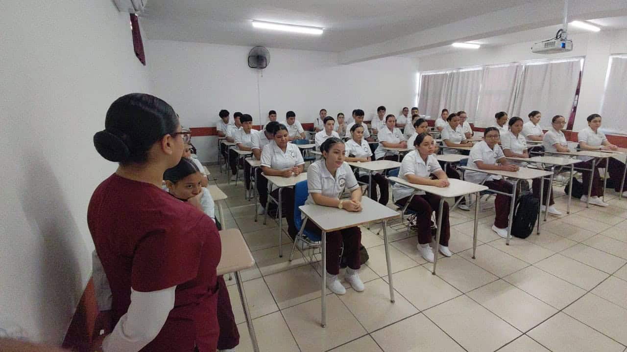 Directora María del Rosario Carlos Silva presenta novedades en Escuela de Enfermería