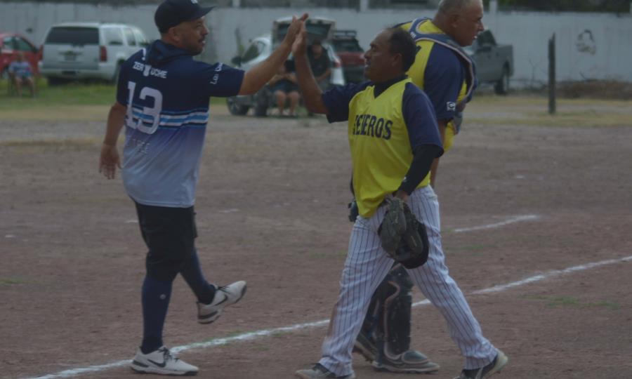 Rieleros debutan con victoria en la Liga de Béisbol de jugadores de 40
