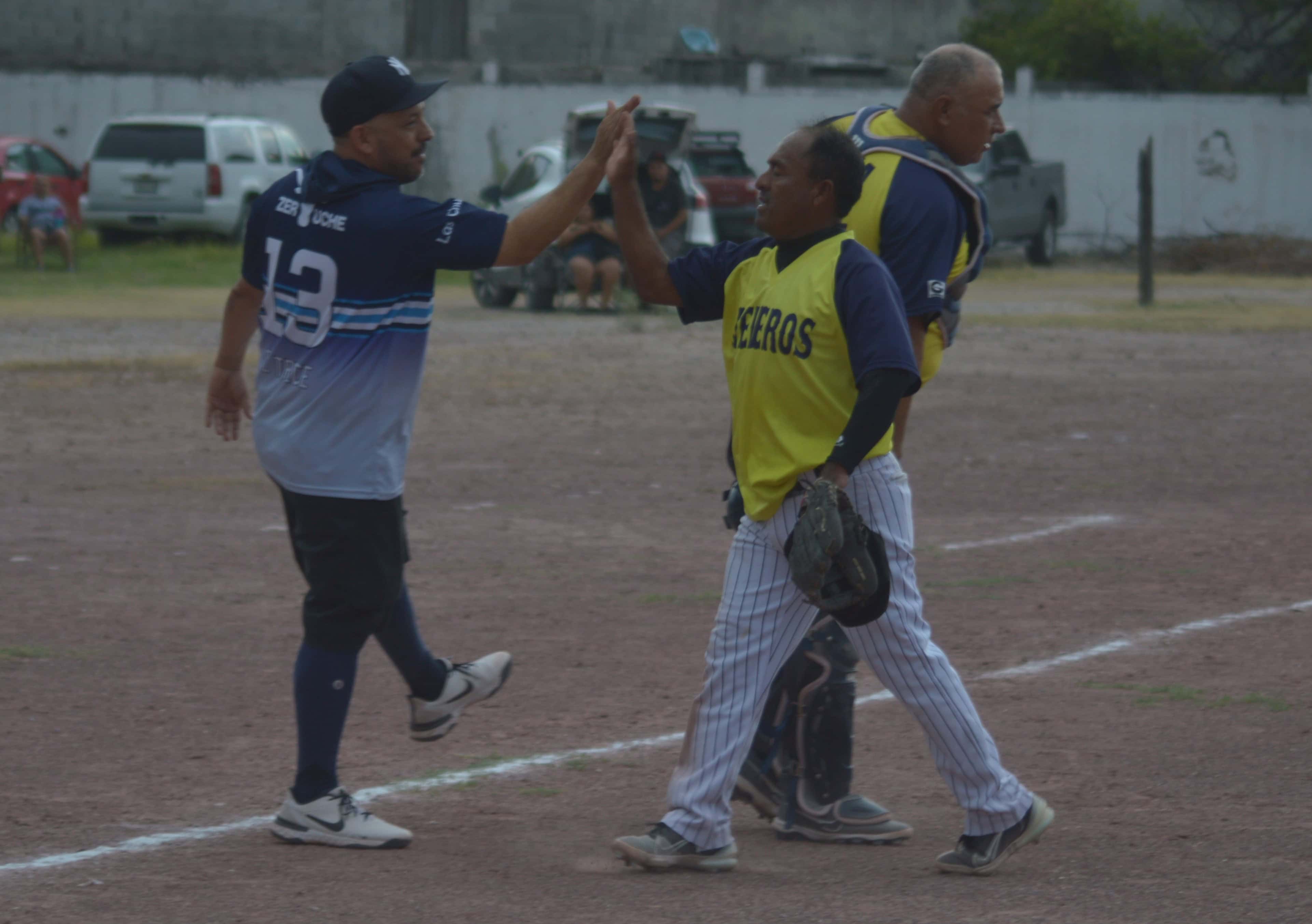Rieleros debutan con victoria en la Liga de Béisbol de jugadores de 40