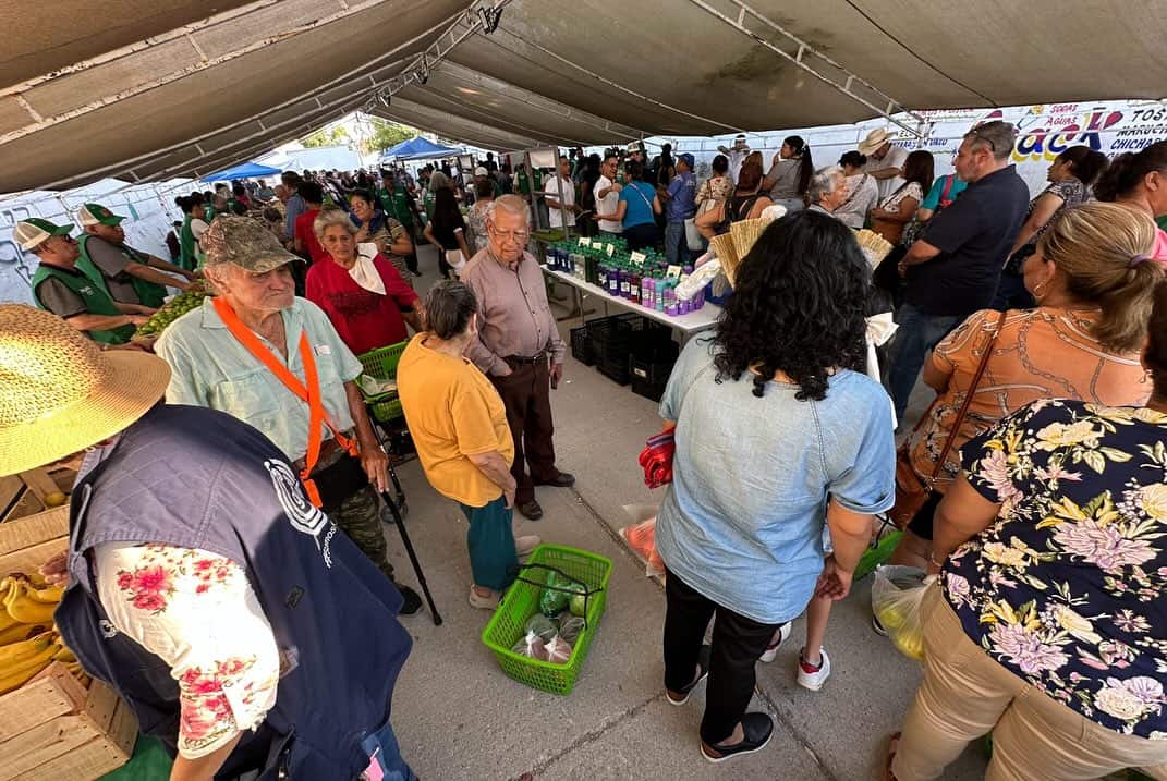 Abarrotan el "Mercadito Mejora" en la colonia González en Piedras Negras