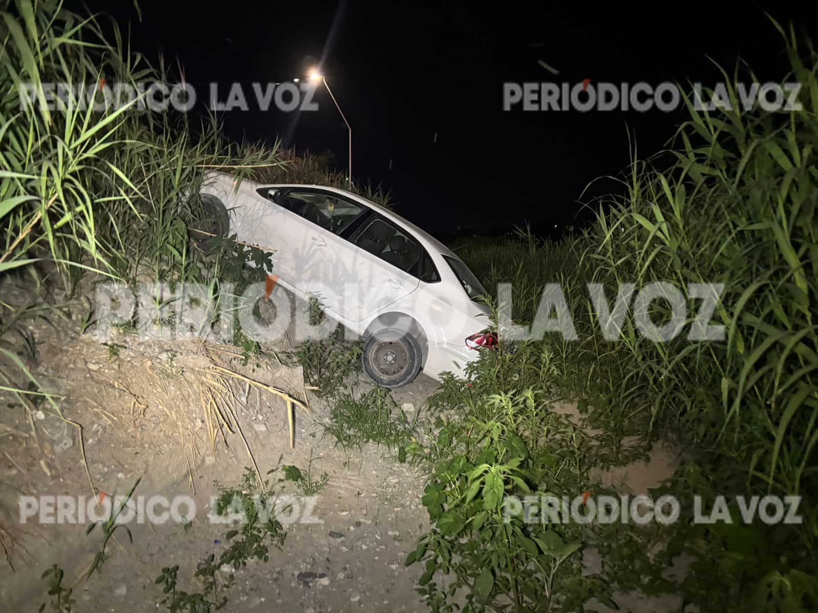 Volkswagen Vento blanco cae al río Monclova en extraño incidente