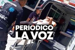 Agarra a su madre a patadas  