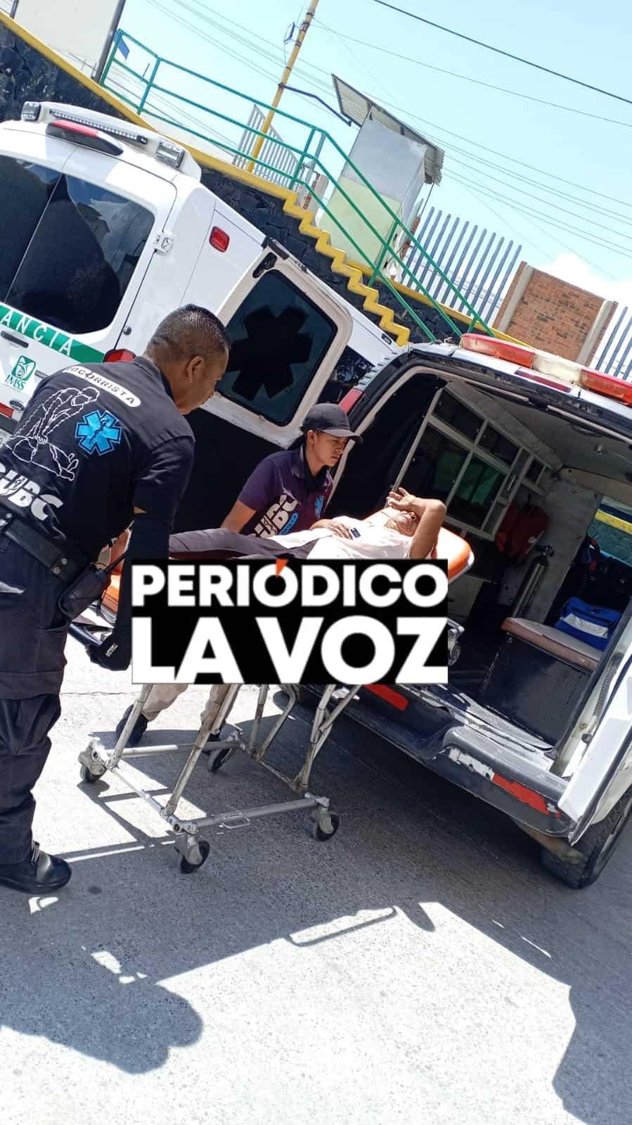 Agarra a su madre a patadas  