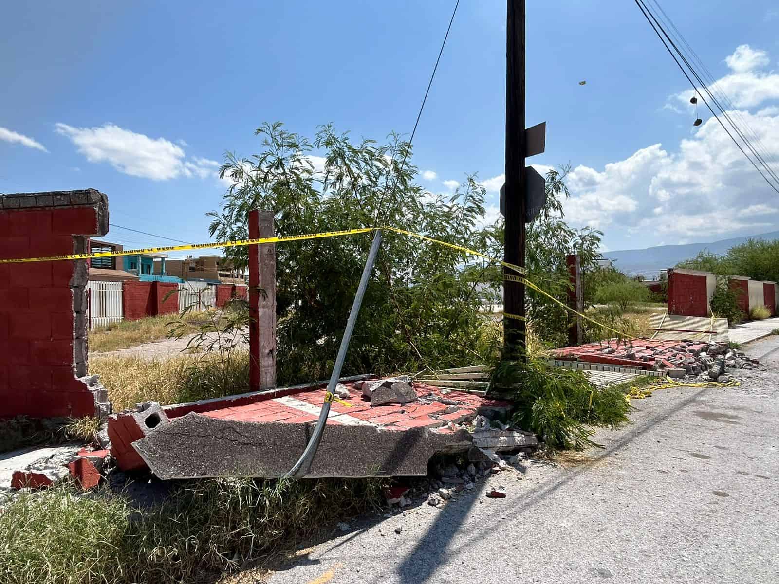 Barda derrumbada en primaria de Monclova despierta preocupación