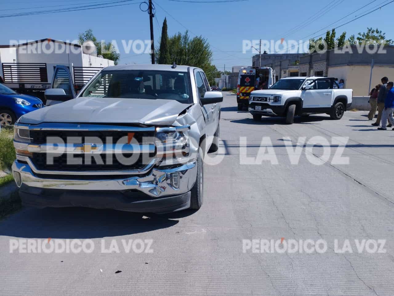 Colisión en Monclova entre camioneta y Chevrolet deja daños y heridos