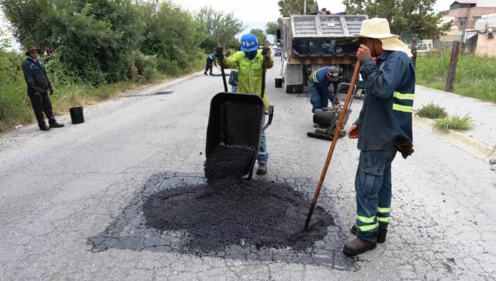 Saltillo: Cuadrillas de bacheo trabajan en cinco sectores de la ciudad