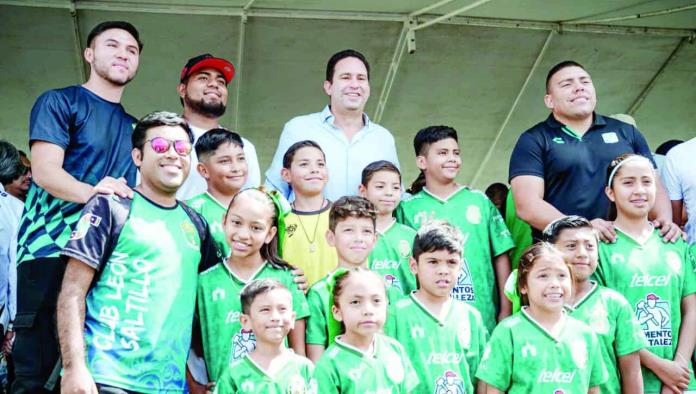 Javier Díaz González impulsa rehabilitación de cancha en Saltillo