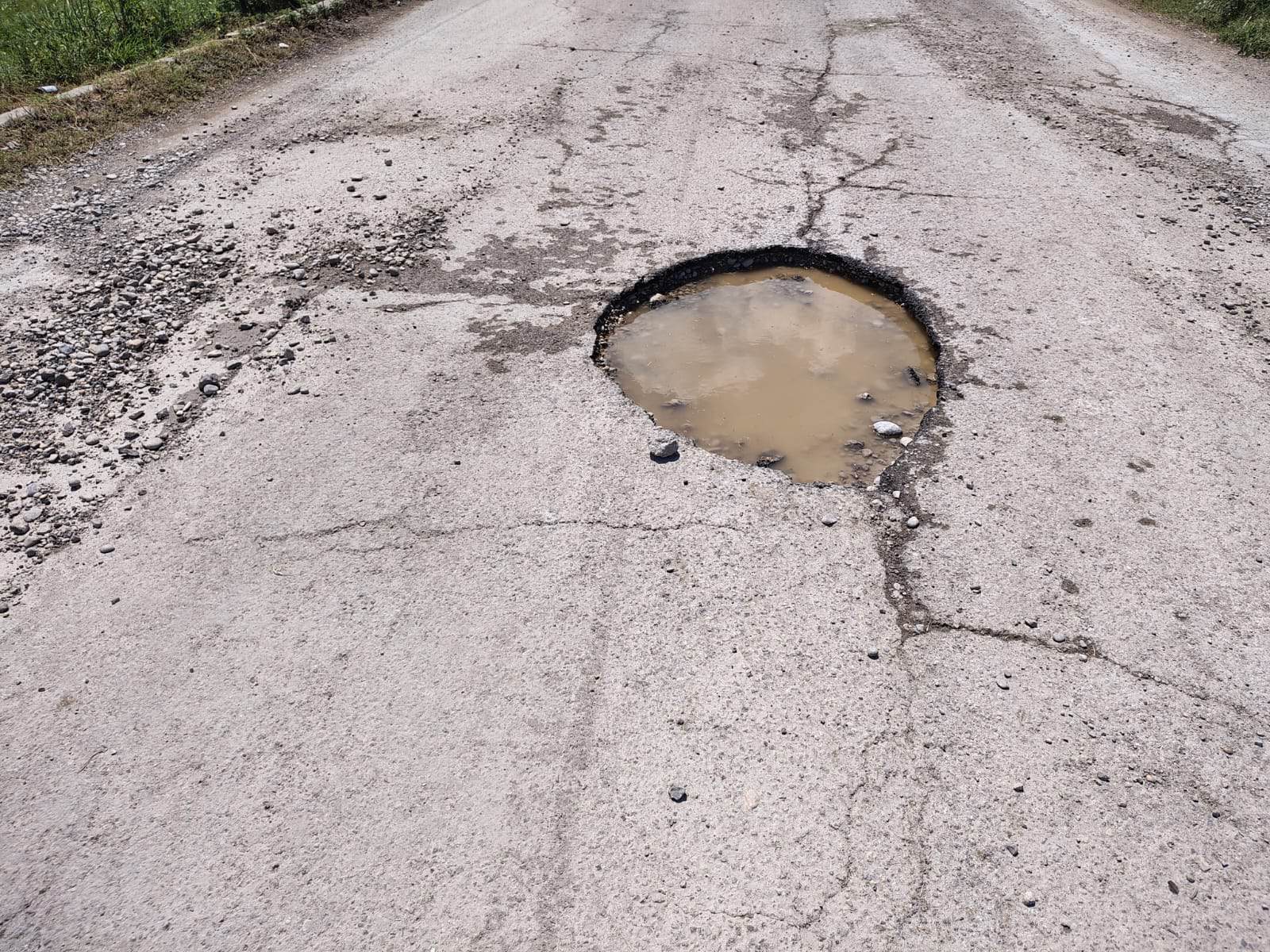 Vecinos de Nogalar Exigen Atención: Calles Abandonadas y Baches Representan Riesgo
