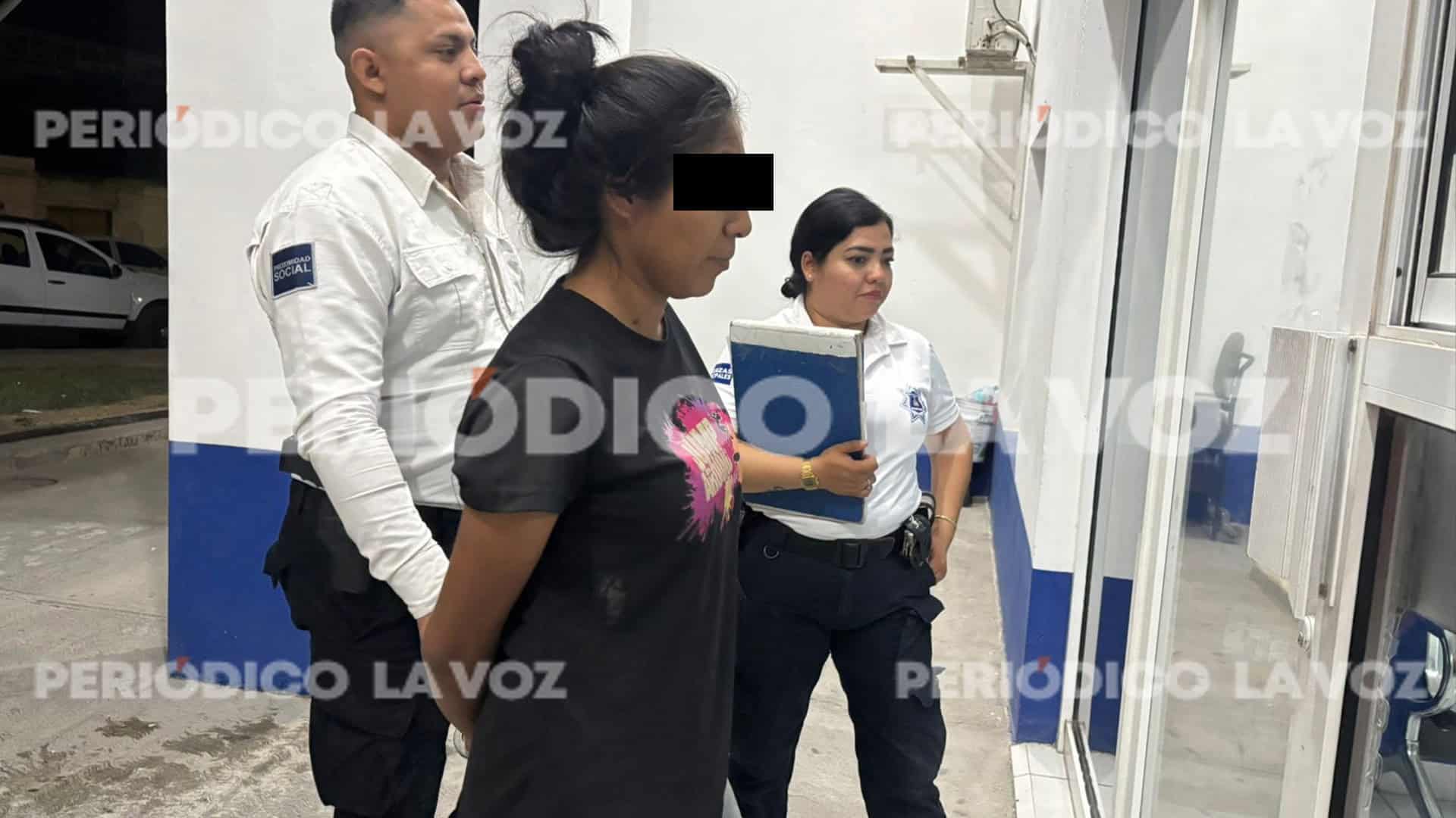 Mujer incendia patrulla por venganza en Comandancia Municipal