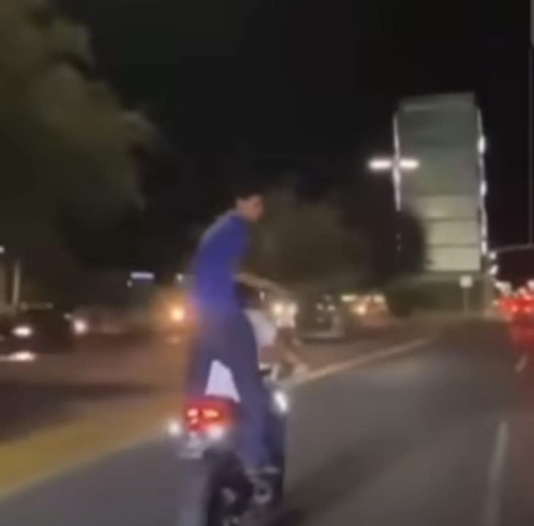 Jóvenes Motociclistas Desafían Leyes de Tránsito