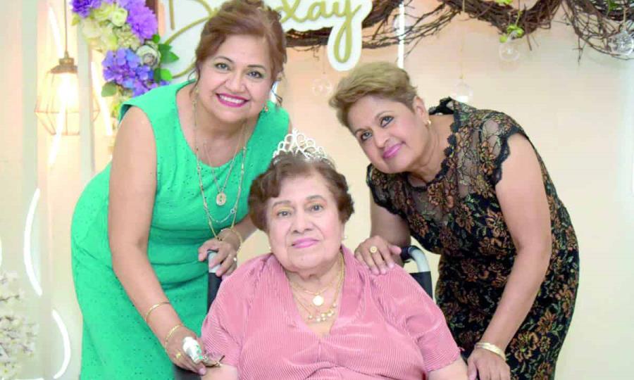 Emotiva fiesta de cumpleaños para Hilda Olvido Campos en su 89 aniversario