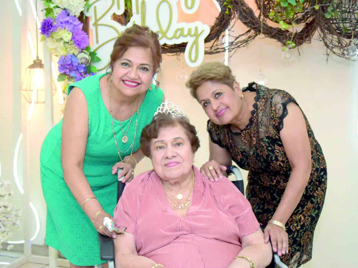 Emotiva fiesta de cumpleaños para Hilda Olvido Campos en su 89 aniversario