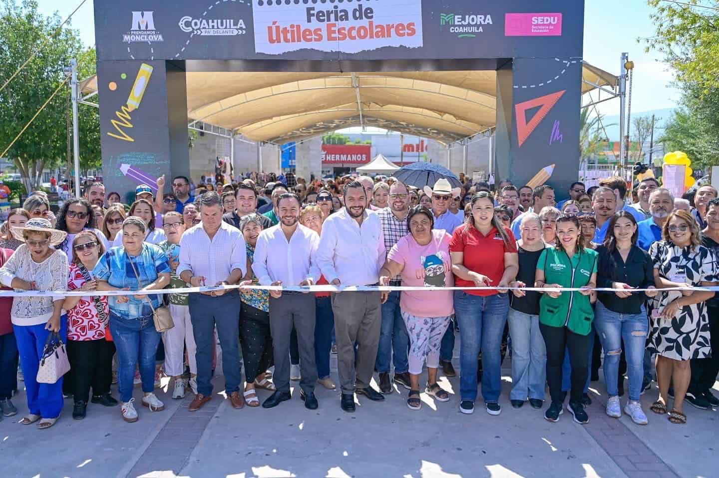 Alcalde Carlos Villarreal inaugura Feria de Útiles Escolares en Monclova