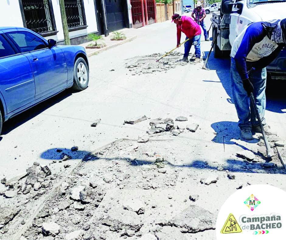 Dirección de Obras Públicas de Múzquiz mejora vialidades con bacheo
