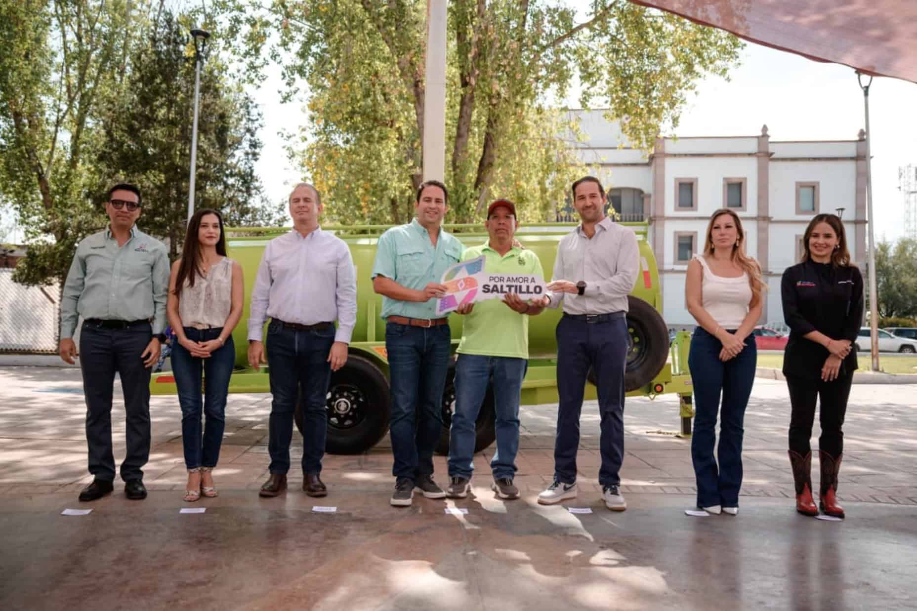 Donación de pipa de agua en Saltillo para fortalecer abasto