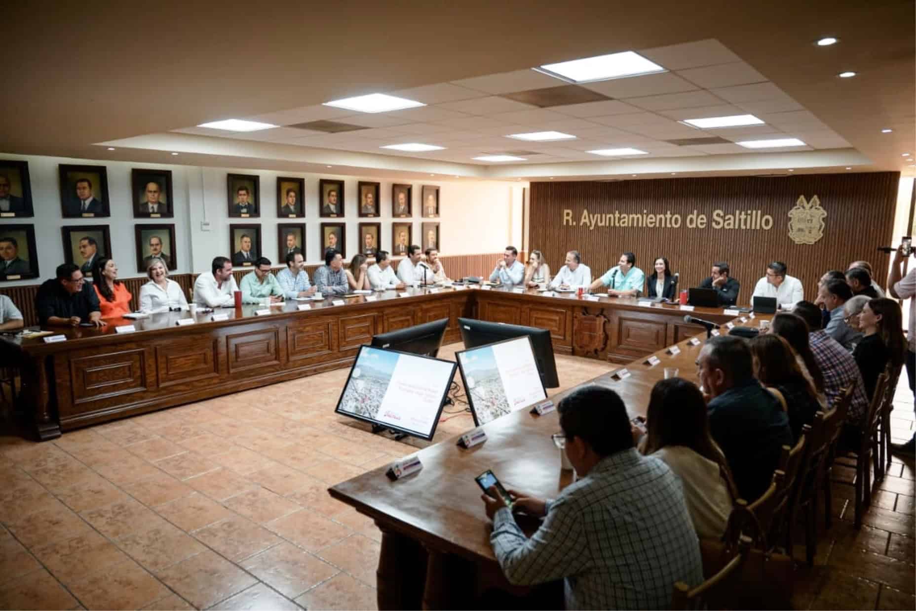 Alcalde Javier Díaz González instruye a titulares en reunión de gabinete