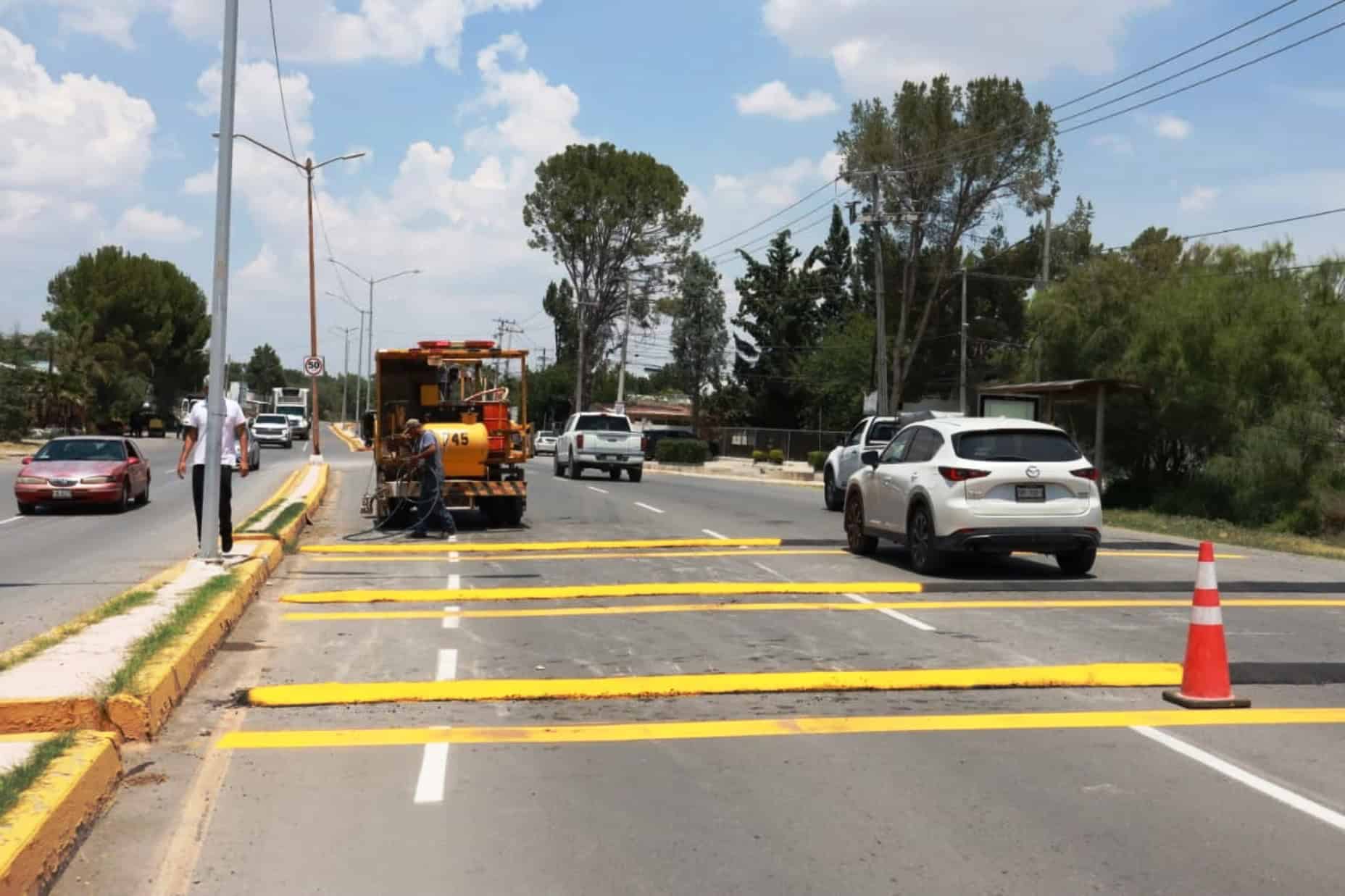 Gobierno de Saltillo mejora seguridad vial con reductores de velocidad