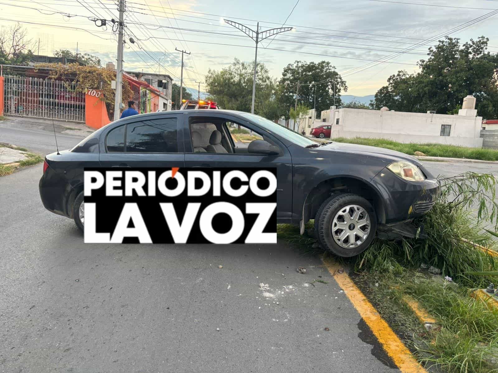 Joven choca contra árbol tras ser embestido por conductor que huyó