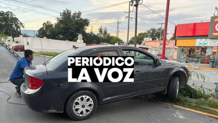 Joven choca contra árbol tras ser embestido por conductor que huyó