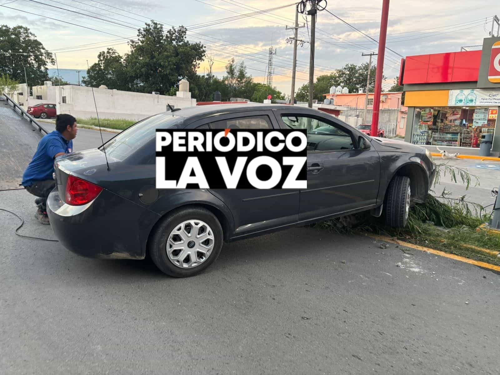 Joven choca contra árbol tras ser embestido por conductor que huyó