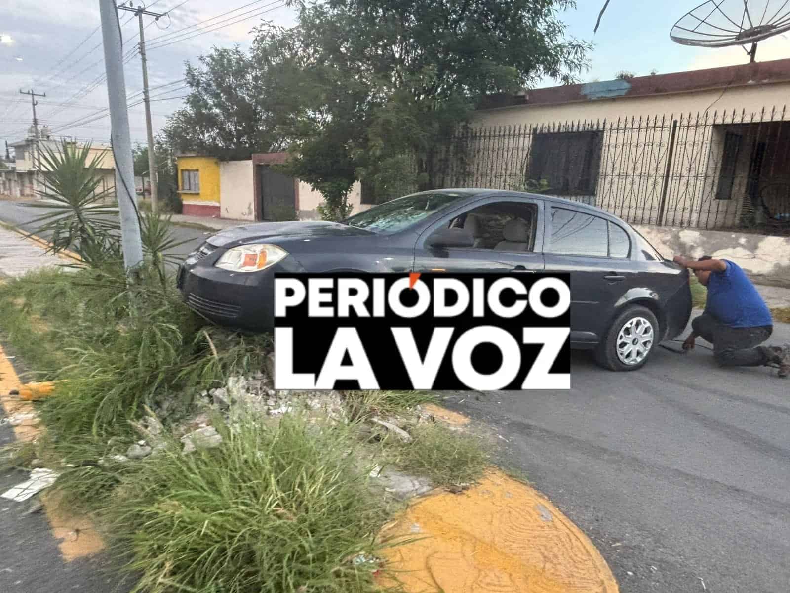 Joven choca contra árbol tras ser embestido por conductor que huyó
