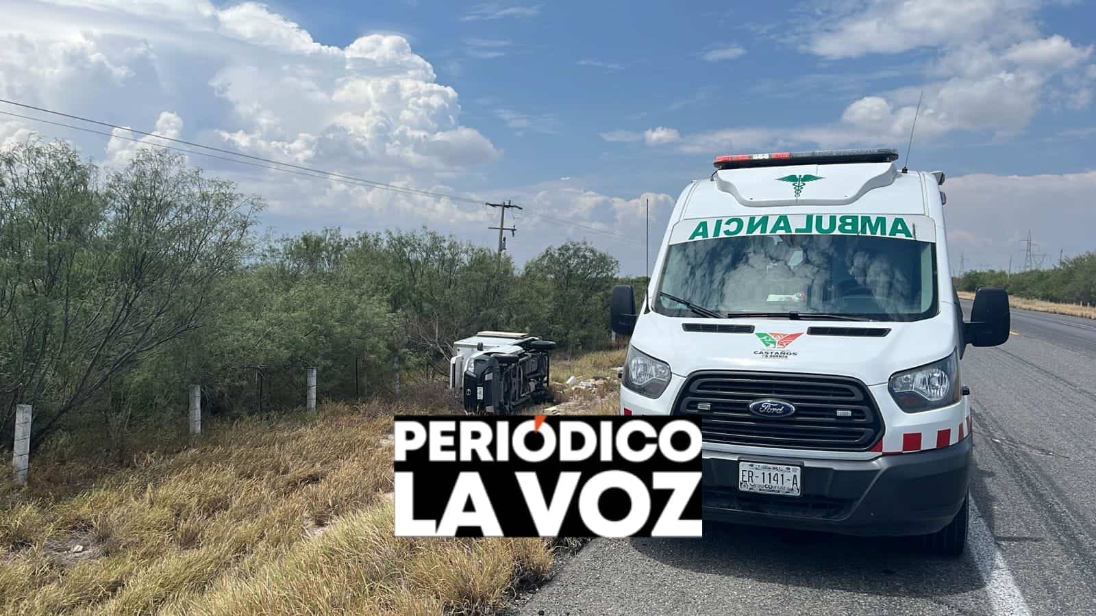 Vuelca conductor de Saltillo en la carretera 57