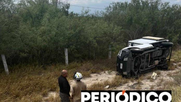 Vuelca conductor de Saltillo en la carretera 57