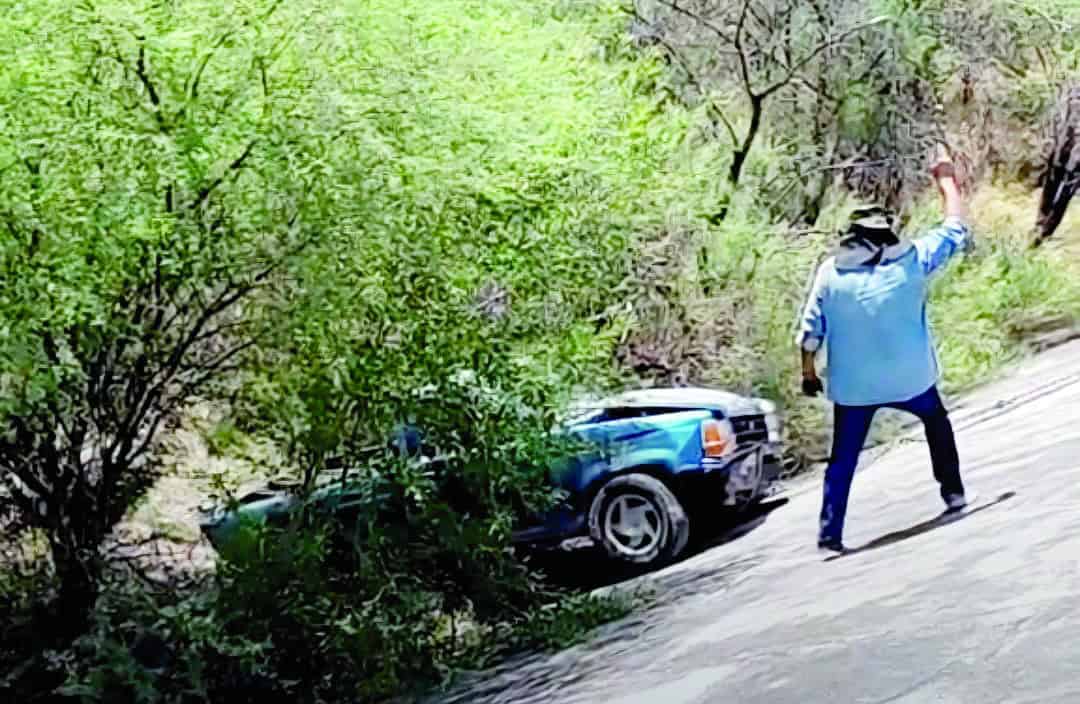 Autoridades investigan caída de camioneta Ford en paso del Coyote