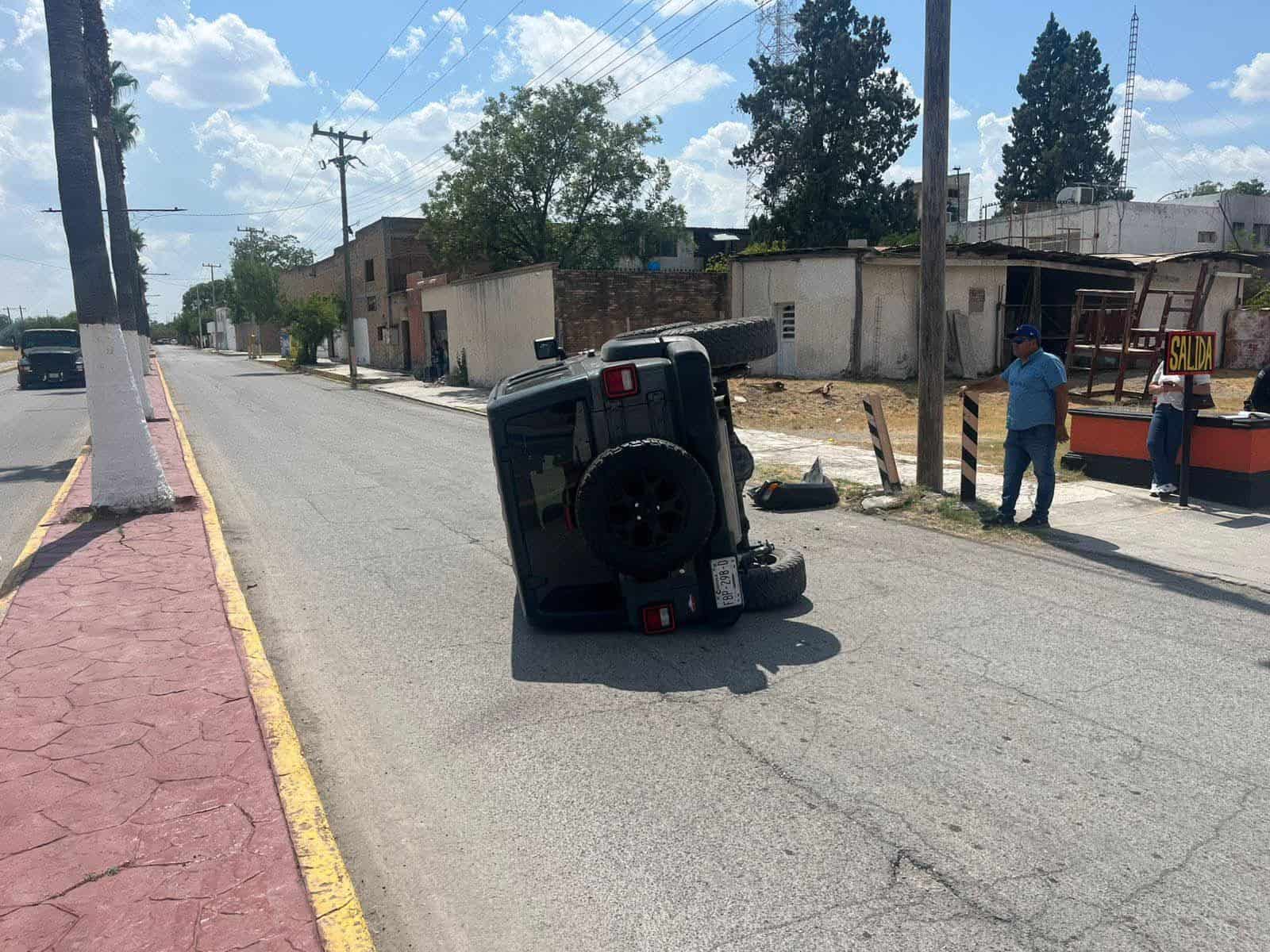 Accidente en Bulevar Mutualismo: Conductora Pierde Control y Vuelca
