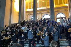 Cautivan rondallas con música y amor