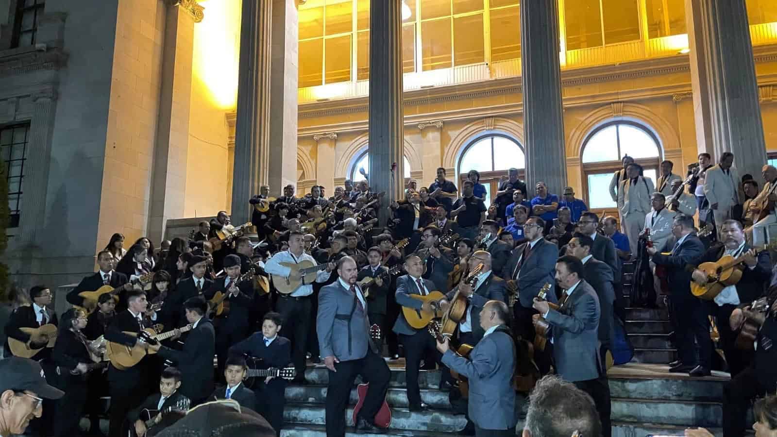 Cautivan rondallas con música y amor