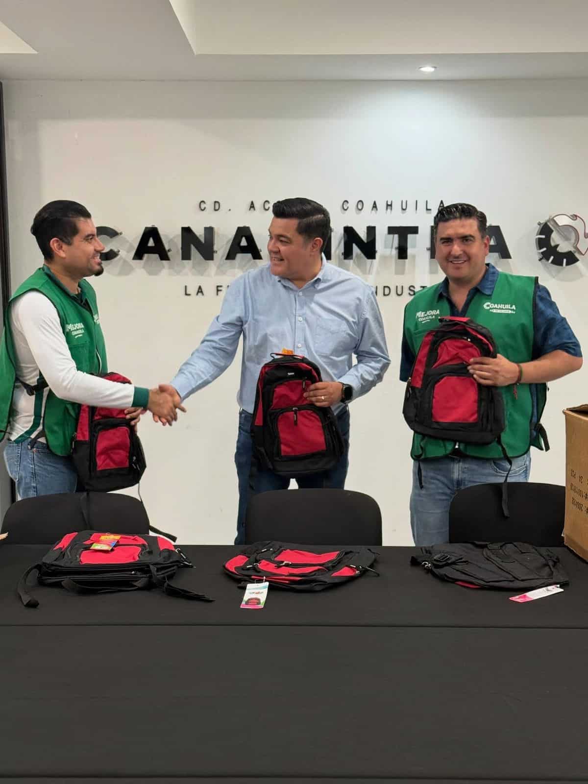 CANACINTRA se suma al apoyo escolar con donación de mochilas en Ciudad Acuña