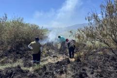 Alcalde de Cuatro Ciénegas envía apoyo a brigadistas tras control de incendio