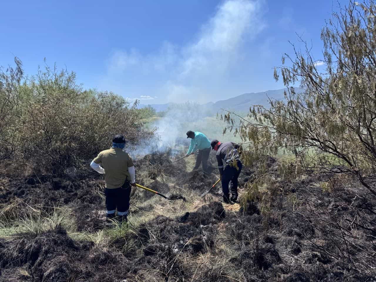 Alcalde de Cuatro Ciénegas envía apoyo a brigadistas tras control de incendio