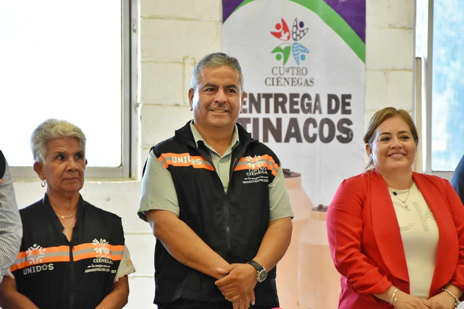 Entrega de beneficios a familias por el Gobierno Municipal de Cuatro Ciénegas