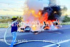 Conductor evacua vehículo en Monclova tras incendio repentino