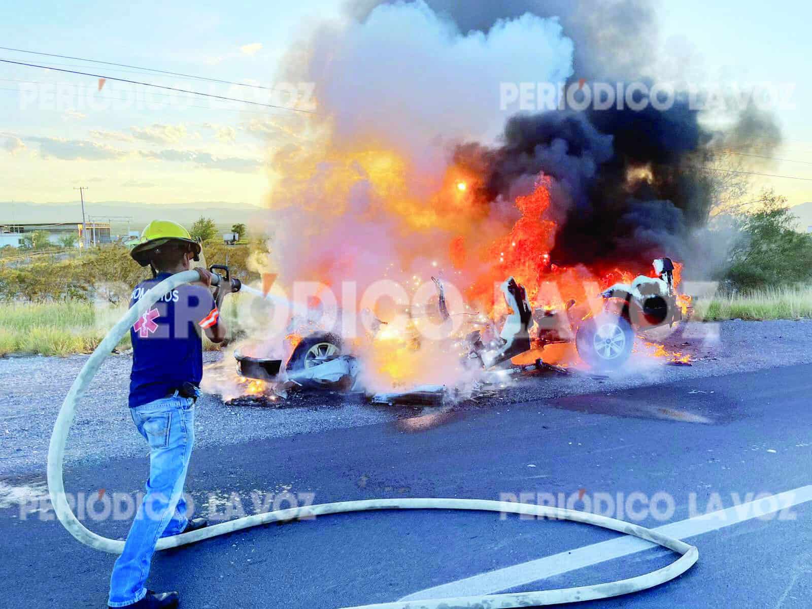 Conductor evacua vehículo en Monclova tras incendio repentino
