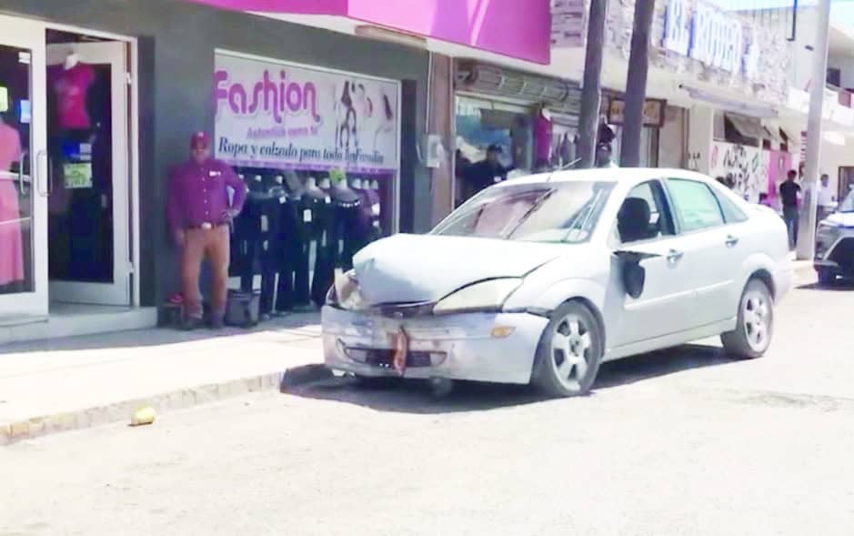 Choque vehicular impacta zona comercial en Sabinas