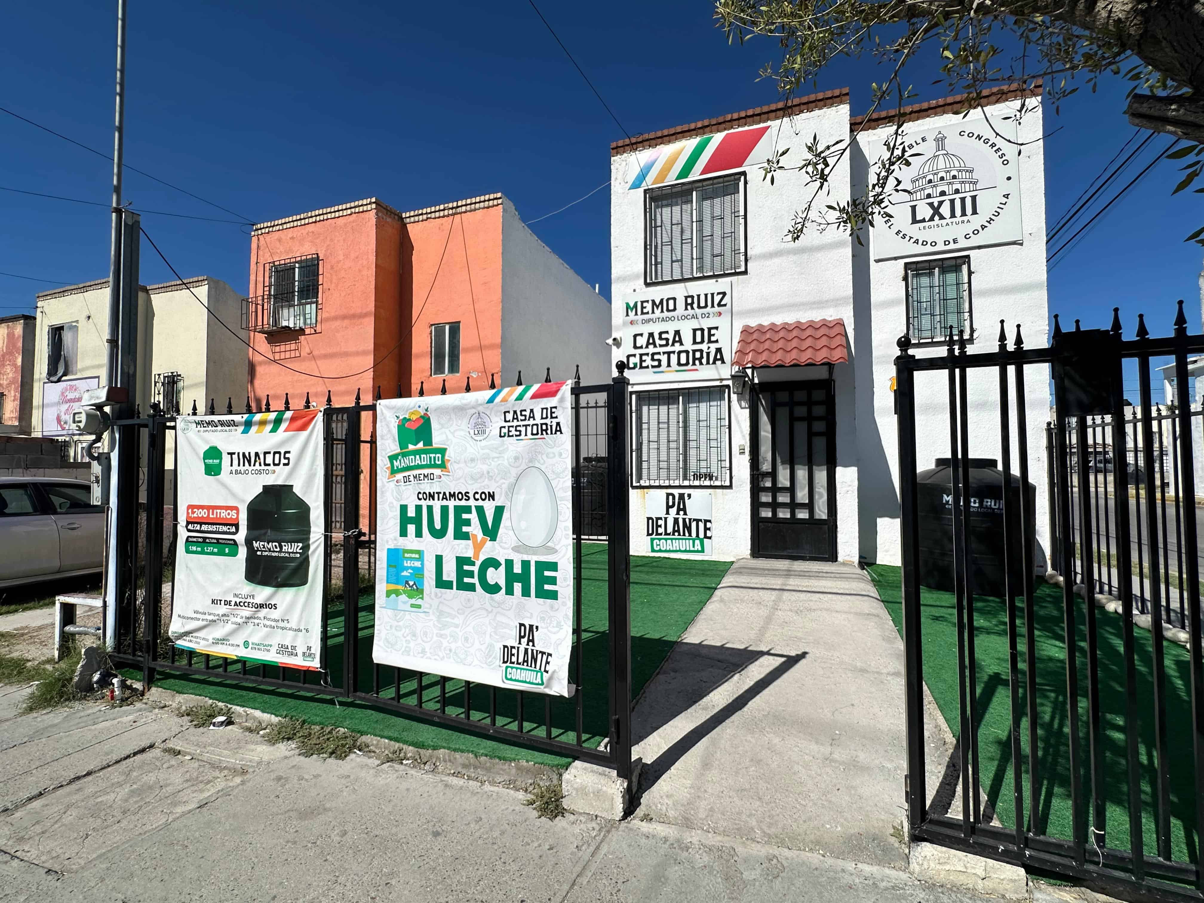 Beneficia Memo Ruiz a más de 400 familias con tinacos subsidiados
