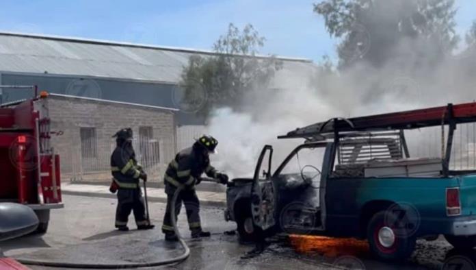 Arden dos vehículos en Ciudad Acuña en menos de una hora