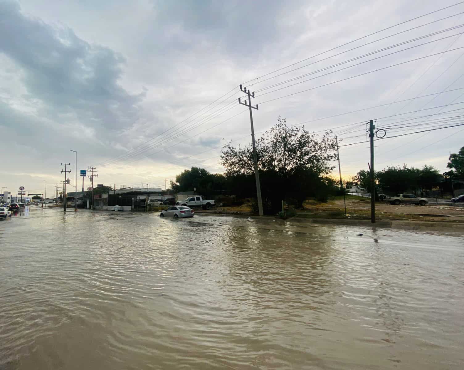 Lluvia torrencial colapsa vialidades en Ciudad Acuña