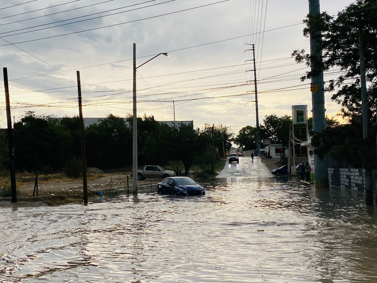 Lluvia torrencial colapsa vialidades en Ciudad Acuña