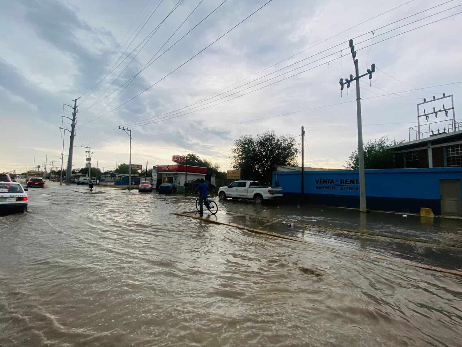 Lluvia torrencial colapsa vialidades en Ciudad Acuña