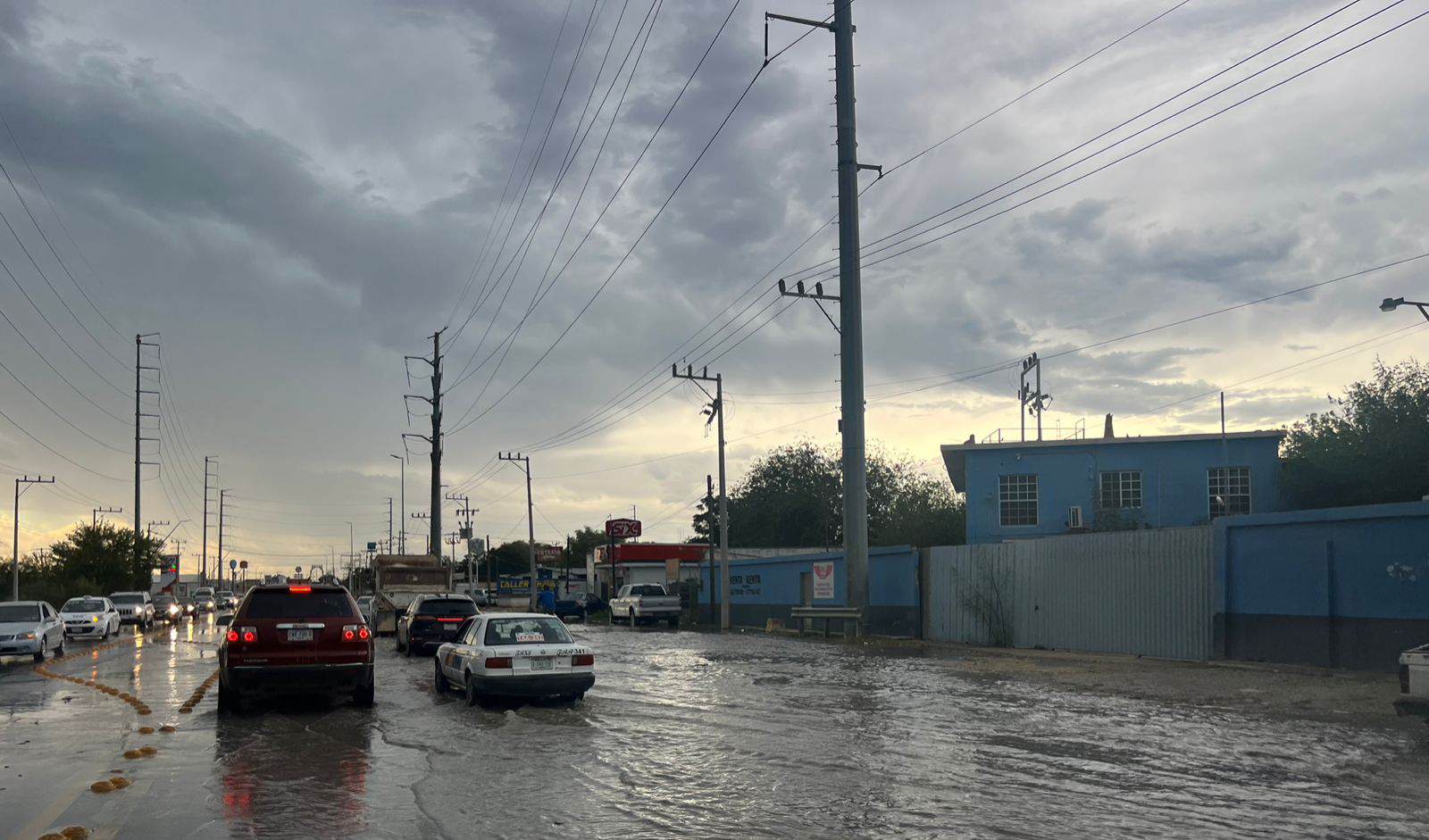 Lluvia torrencial colapsa vialidades en Ciudad Acuña