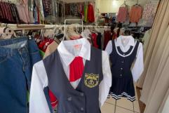 Negocio de uniformes escolares en Sabinas atiende alta demanda