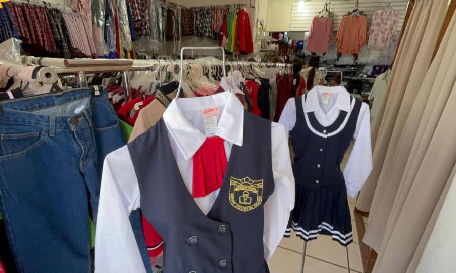 Negocio de uniformes escolares en Sabinas atiende alta demanda