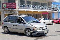 Conductor del Toyota se da a la fuga tras colisión de vehículos