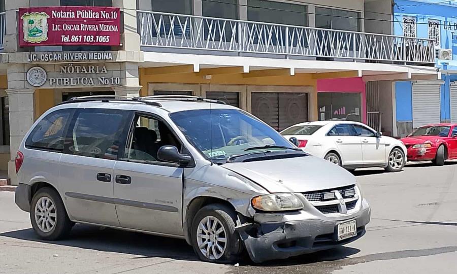Conductor del Toyota se da a la fuga tras colisión de vehículos