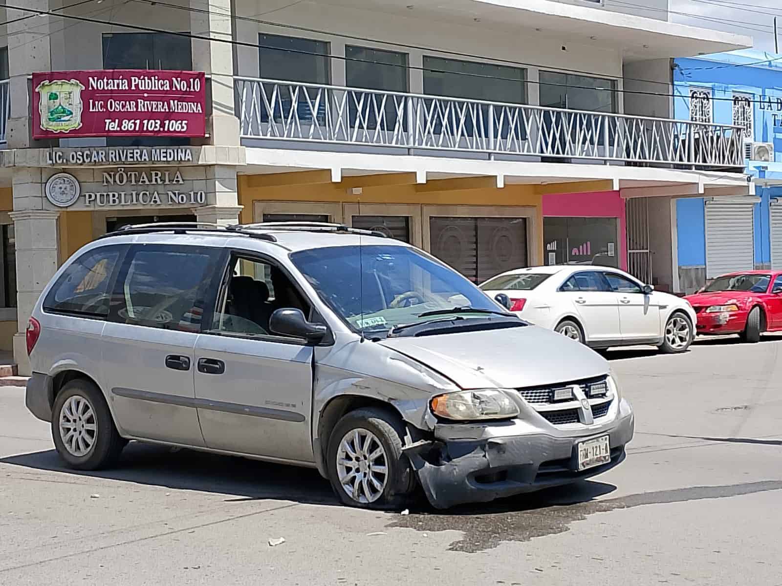 Conductor del Toyota se da a la fuga tras colisión de vehículos